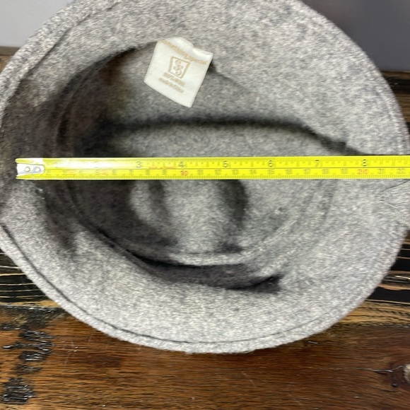 Cute grey wool hat in 100% wool. Fits average size head. Wool “flower” - Picture 9 of 10